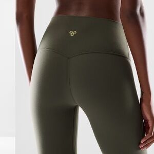 Golden
BUTTER Cheeky Hi-Rise 26" Legging
Dark Olive
